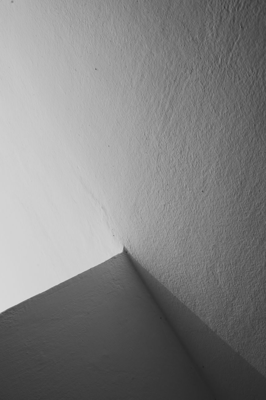 Luz natural definiendo una esquina limpia, ejemplo de cómo la luz modela la percepción del espacio