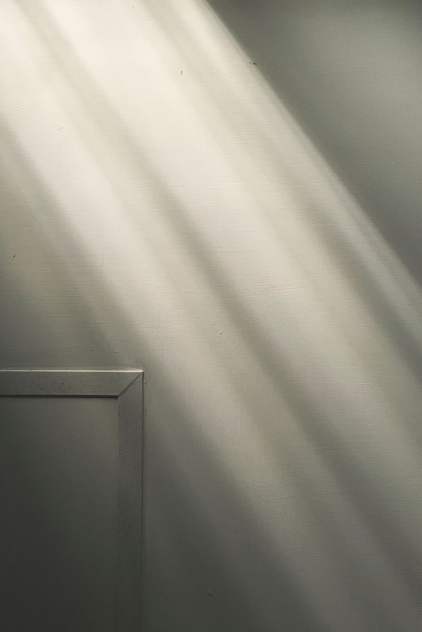 Luz natural entrando de forma suave sobre un muro, un principio central del diseño de FAMA